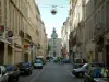 Marseille - Rue commerçante bordée de boutiques avec la préfecture au bout de la rue