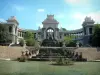 Marseille - Palais Longchamp orné de fontaines, de plantes et d'arbres