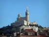 Marseille - Basilique Notre-Dame-de-la-Garde surplombant les habitations de la ville