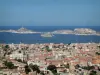 Marseille - Du parvis de la basilique Notre-Dame-de-la-Garde, vue sur les bâtiments de la ville et sur les îles du Frioul (île du château d'If) entourées par la mer méditerranée