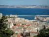 Marseille - Het voorplein van de basiliek Notre-Dame de la Garde, met uitzicht op de gebouwen van de stad, Fort Saint-Nicolas, Fort Saint-Jean, en de Middellandse Zee voor de kust
