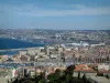 Marseille - Du parvis de la basilique Notre-Dame-de-la-Garde, vue sur les bâtiments de la ville, le Vieux-Port, la cathédrale de la Major et le bassin de la Grande Joliette