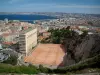 Marseille - Stade de football avec des joueurs, bâtiments de la ville et mer méditerranée