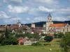 Martel - Église Saint-Maur de style gothique, tour Tournemire (au milieu), beffroi et maisons de la ville, ciel nuageux, en Quercy