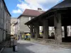 Martel - Halle et maisons en pierre de la place des Consuls, en Quercy