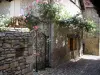 Martel - Maison avec des rosiers grimpants (roses), en Quercy