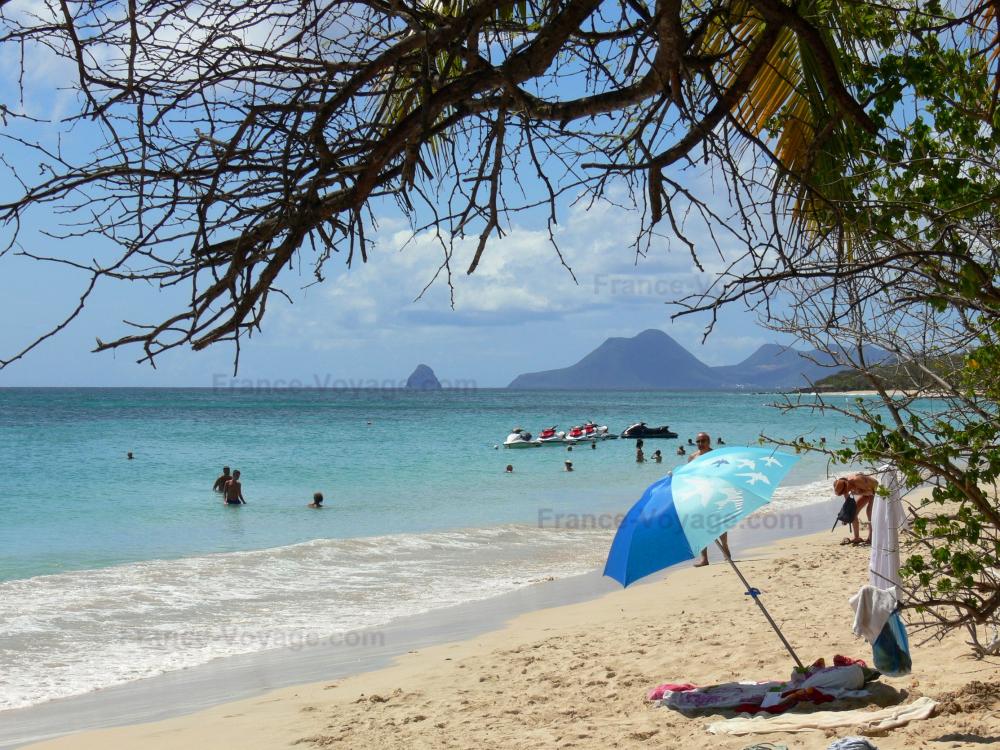 Guide de Martinique - Plage des Salines - Sable doré de la plage de Grande Anse des Salines avec vue sur la mer des Caraïbes et le rocher du Diamant