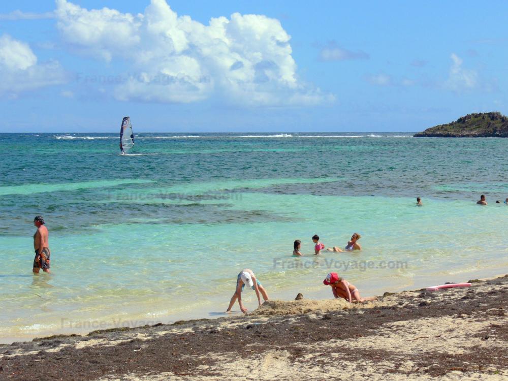 Guide de Martinique - Plages de la Martinique - Baignade rafraîchissante dans les eaux turquoises de la plage de l'anse Michel ; sur la commune de Sainte-Anne, au Cap Chevalier
