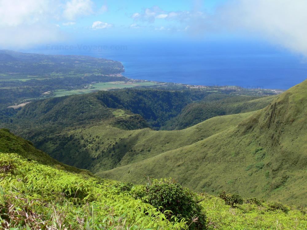 Guide de Martinique - Paysages de la Martinique - Montagne Pelée - Parc Naturel Régional de la Martinique : vue sur le littoral martiniquais et la mer des Caraïbes depuis les pentes verdoyantes du volcan en activité