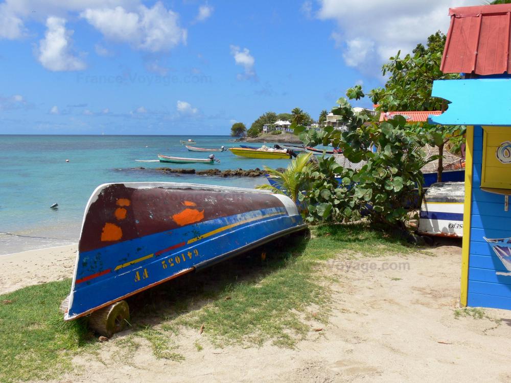 Guide de Martinique - Paysages de la Martinique - Bateaux de pêche et cases colorées du front de mer de Sainte-Luce