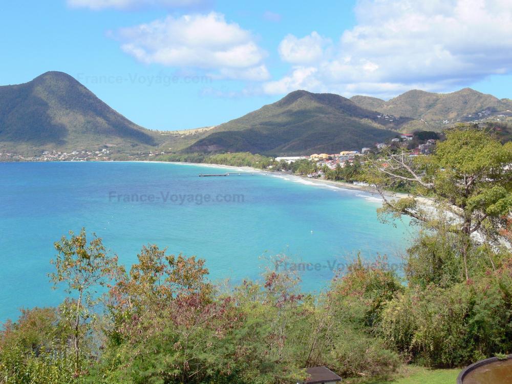 Guide de Martinique - Paysages de la Martinique - Vue sur la baie du Diamant avec les Mornes Larcher et Clochette
