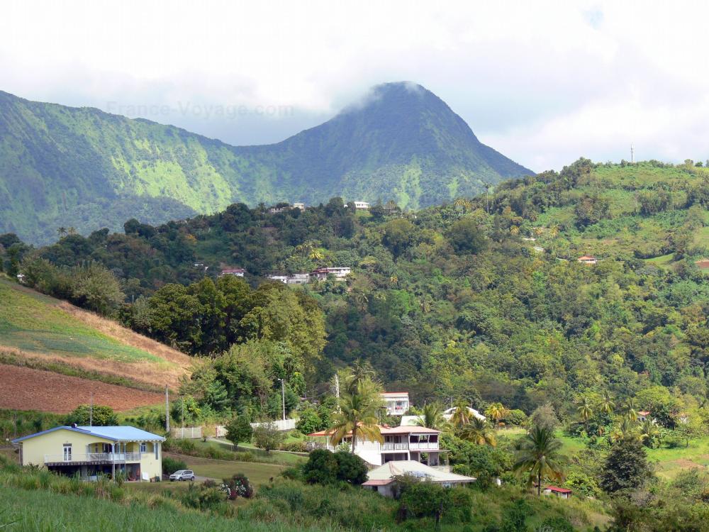 Guide de Martinique - Paysages de la Martinique - Maisons dans un cadre verdoyant, au pied des pitons du Carbet