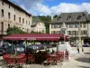 Marvejols - Terrasse de café, monument aux morts et façades de la place Henri Cordesse