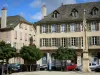 Marvejols - Croix, arbres et façades de la place Henri Cordesse