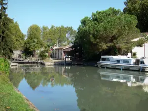 Le Mas-d'Agenais - Garonne kanaal (Canal de Garonne), afgemeerd schip, slot en bomen