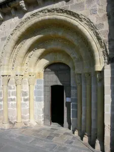 Le Mas-d'Agenais - Portaal van de kerk van Saint Vincent (kerk) in de Romaanse stijl