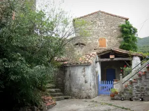 Le Mas Soubeyran - Cevennes gehucht Mas Soubeyran, over de gemeente van Mialet in de Cevennen stenen huis en de trap versierd met bloempotten