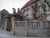 Masgot - Maison et son mur de clôture ornés de sculptures