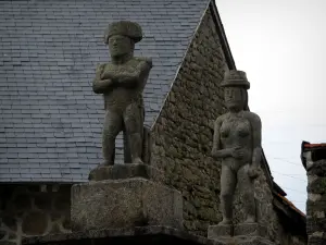 Masgot - Skulpturen (modellierte Personen) und Haus aus Stein