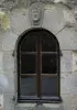 Masgote - Fachada de uma casa com uma janela coberta com uma escultura