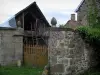 Masgote - Celeiro com uma escada de madeira e casas de pedra da aldeia