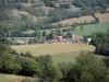 Massão Plantaurel - Aldeia de Montels, prados, campos e árvores; no Parque Natural Regional dos Pirenéus de Ariège