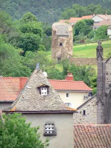 Massiac - Igreja de Santo André, torre e casas do bairro