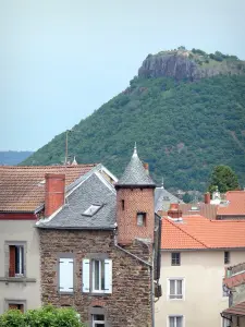 Massiac - Rocha da capela Sainte-Madeleine com vista para as casas de Massiac