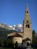 Massiccio del Dévoluy - Madre-Chiesa di Saint-Disdier (o Gicons cappella) campanile romanico in pietra e paglia e ardesia, e le montagne