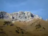 Massif des Aravis - Du col des Aravis, vue sur les alpages et les parois rocheuses (falaises) de la chaîne des Aravis