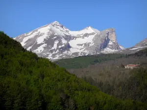 Massif du Dévoluy - Forêt, ferme et montagne parsemée de neige