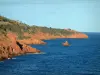 Massif de l'Estérel - Route de la Corniche d'Or, roches rouges (porphyre) de la côte sauvage et mer méditerranée