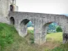 Mauleon Licharre - モーレオン城の3つのアーチのある橋