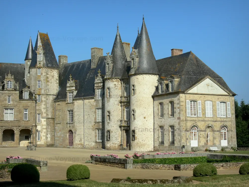 Guía de Mayenne - Castillo de Rocher - Vista del castillo y su patio, los Mézangers comunes