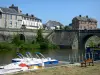 Mayenne - Valley Mayenne: Stop rivier met zijn boten en waterfietsen afgemeerd platform naar Waiblingen versierd met een bankje River Bridge Mayenne en de gevels van de stad