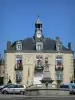 Mayenne - Voorzijde van het oude paleis van de Doge bar en fontein, genaamd Mazarin, plaats Herce