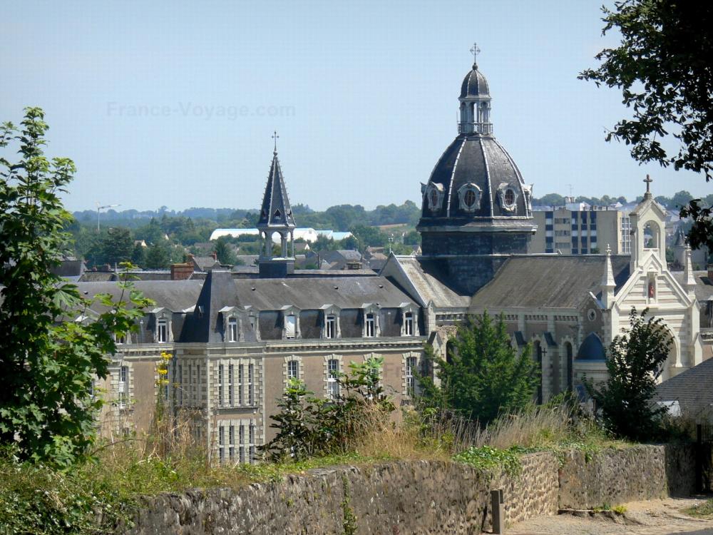 Guide de la Mayenne - Château-Gontier - Vue sur l'hôpital Saint-Julien et sa coupole
