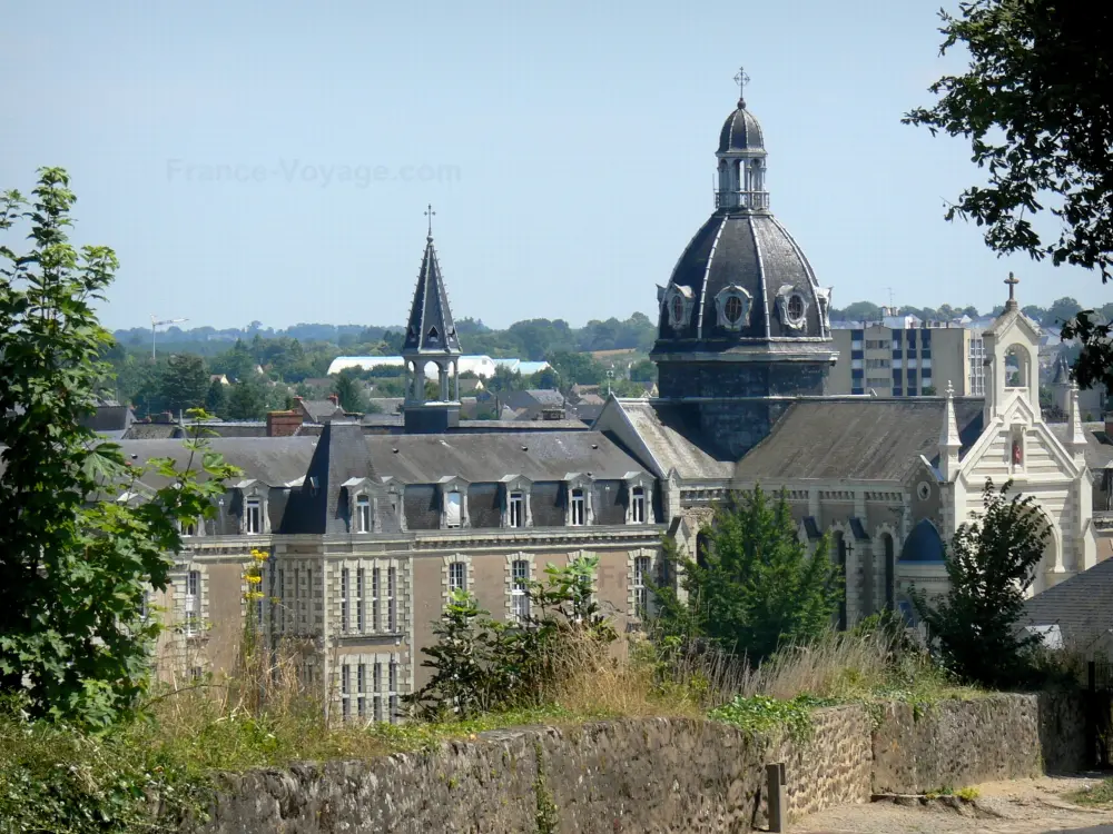 Guía de Mayenne - Château-Gontier - Vista del Hôpital Saint-Julien y domo