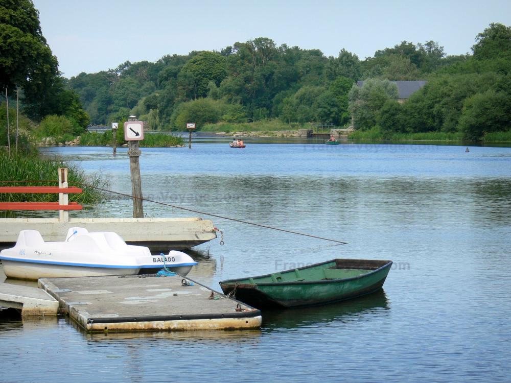 Guide de la Mayenne - Paysages de la Mayenne - Vallée de la Mayenne : rivière Mayenne, rives boisées ; barque, pédalo et bac de Ménil
