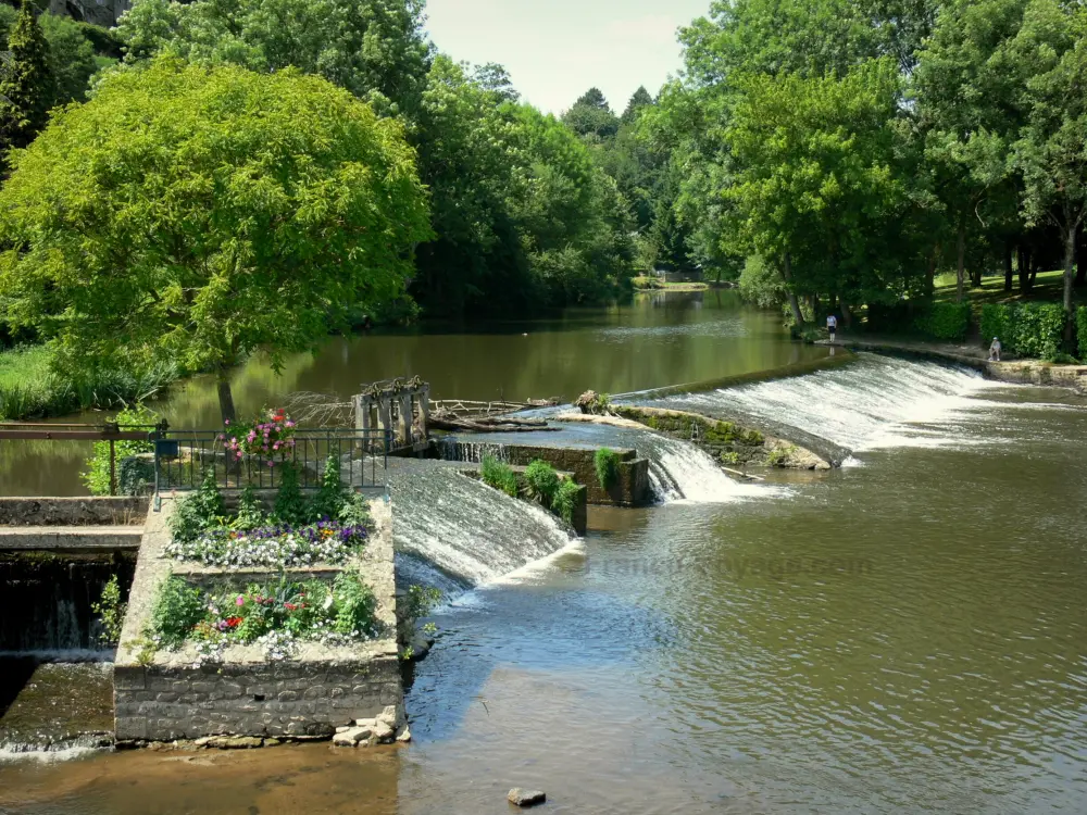 Guía de Mayenne - Paisajes de Mayenne - Río Varenne se alineó con los árboles, Ambrières-les-Vallées