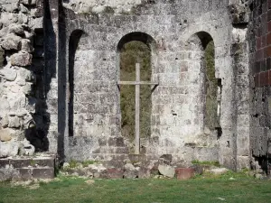 Mazan-l'Abbaye - Las ruinas de la abadía cisterciense de Mazan restos de la iglesia de la abadía