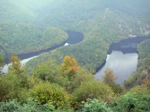 Meandro de Queuille - Vista do meandro (loop) formado pelo rio Sioule, os bancos arborizados e árvores em primeiro plano