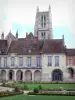 Meaux - Torre del Duomo di Santo Stefano, l'ex episcopale palazzo sede del museo Bossuet Bossuet e il giardino (giardino alla francese del vescovado ex) decorata con aiuole