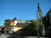 Megeve - Praça da aldeia (inverno e verão sports resort) com igreja, casas e lojas