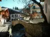 Megeve - Ponte de pedra que atravessa o rio, lojas e casas da aldeia (estância de desportos de inverno e verão)