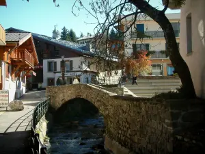 Megève - Pont en pierre enjambant le cours d'eau, boutiques et maisons du village (station de sports d'hiver et d'été)