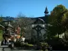 Megève - Lampadaire, arbres et maisons du village (station de sports d'hiver et d'été)
