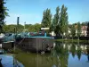 Melun - Péniche amarrée, fleuve Seine, et arbres au bord de l'eau