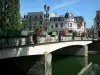 Melun - Pont fleuri enjambant le fleuve Seine, lampadaire et façades de la ville