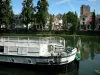 Melun - Bords de Seine : péniche amarrée, fleuve Seine, façades de la ville et arbres au bord de l'eau